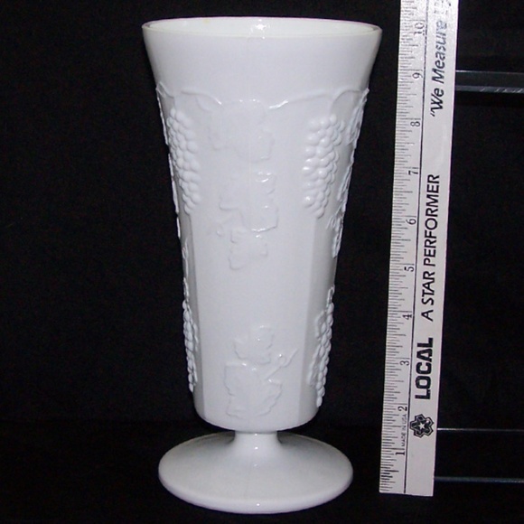 VTG Indiana Glass "Colony Harvest" Milk Glass Vase - Picture 5 of 9